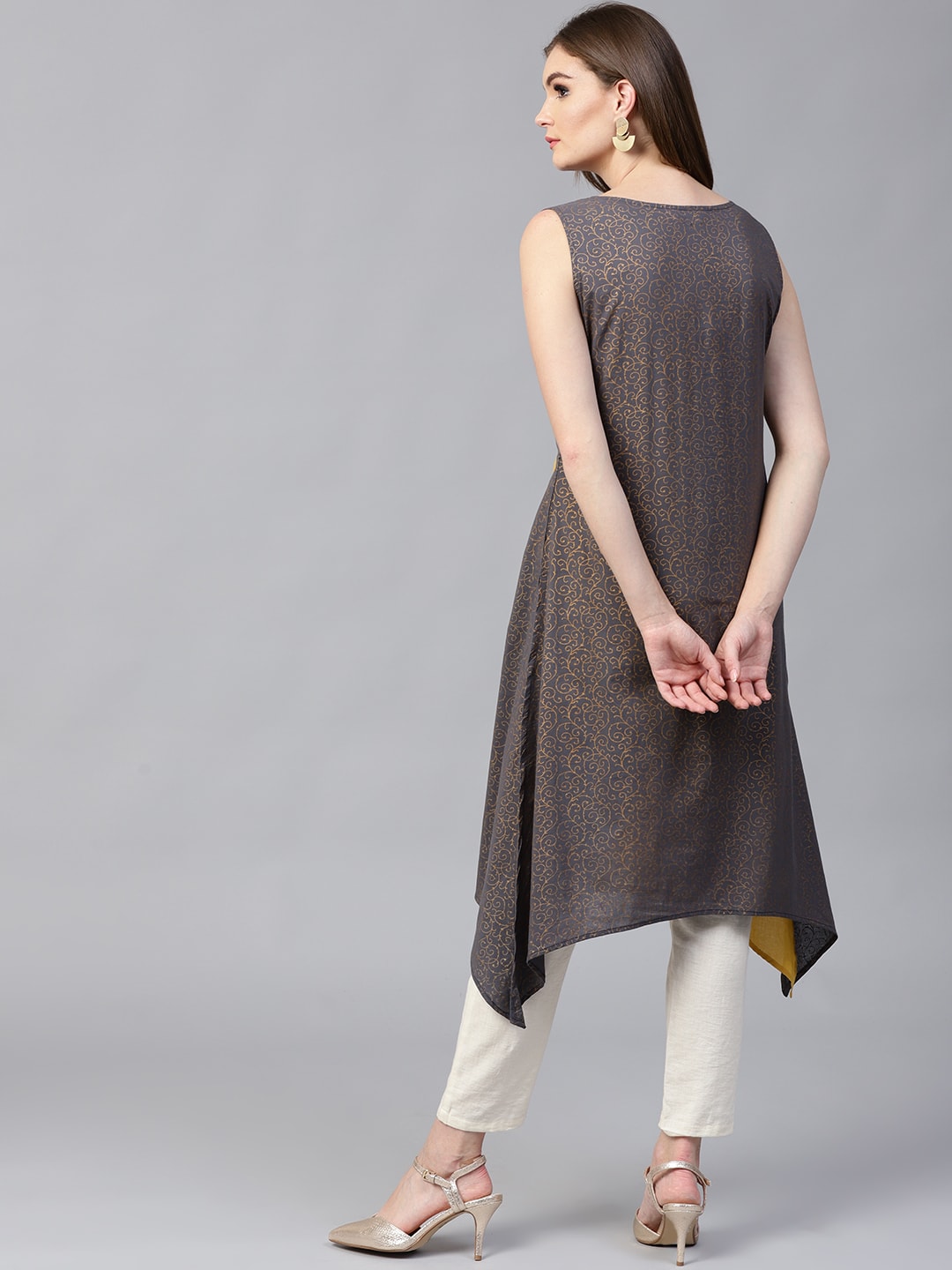 Finding Product Women's Sleeveless Embroidered Asymmetric Kurta