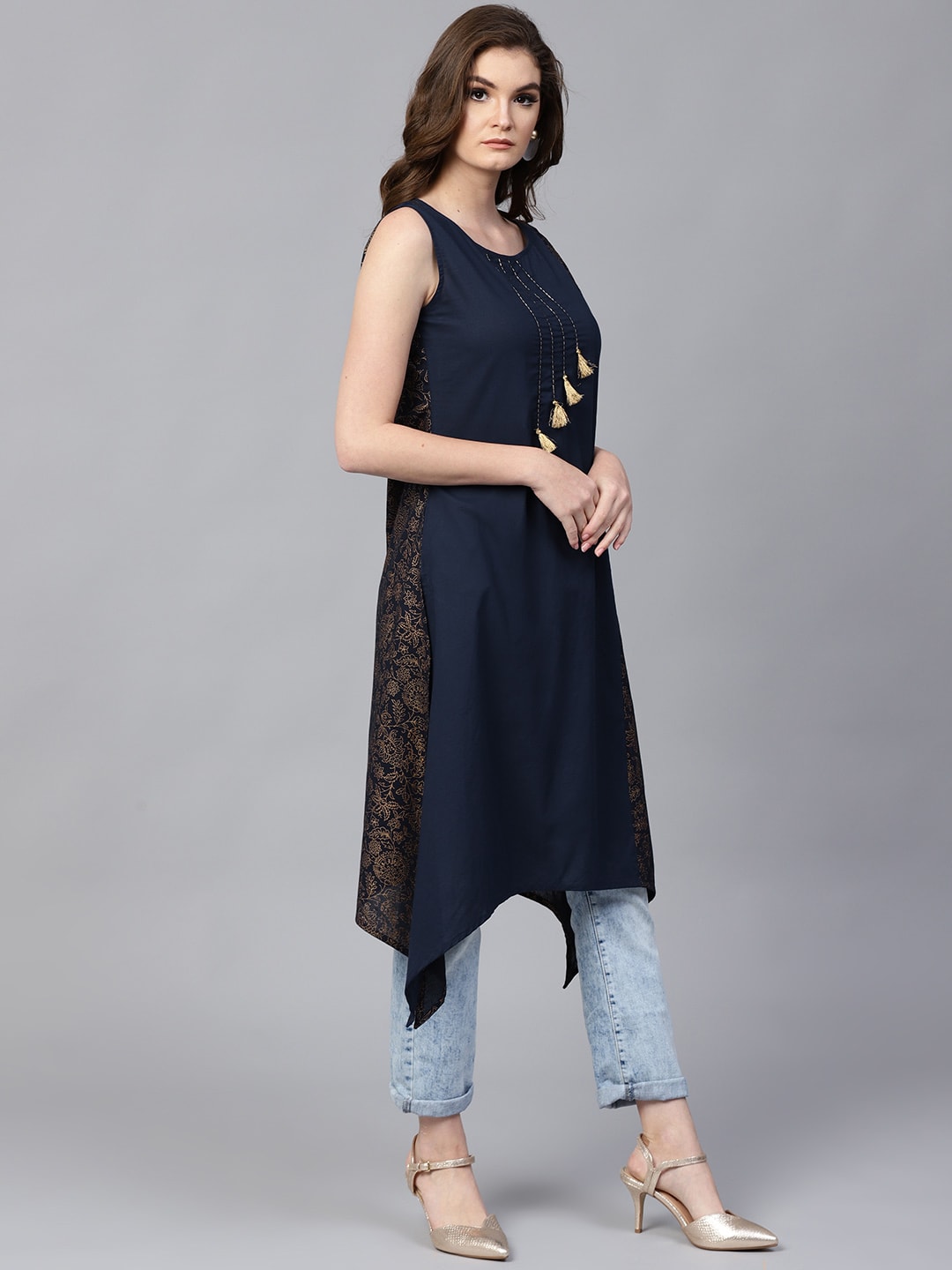 Finding Product Women's Sleeveless Embroidered Asymmetric Kurta