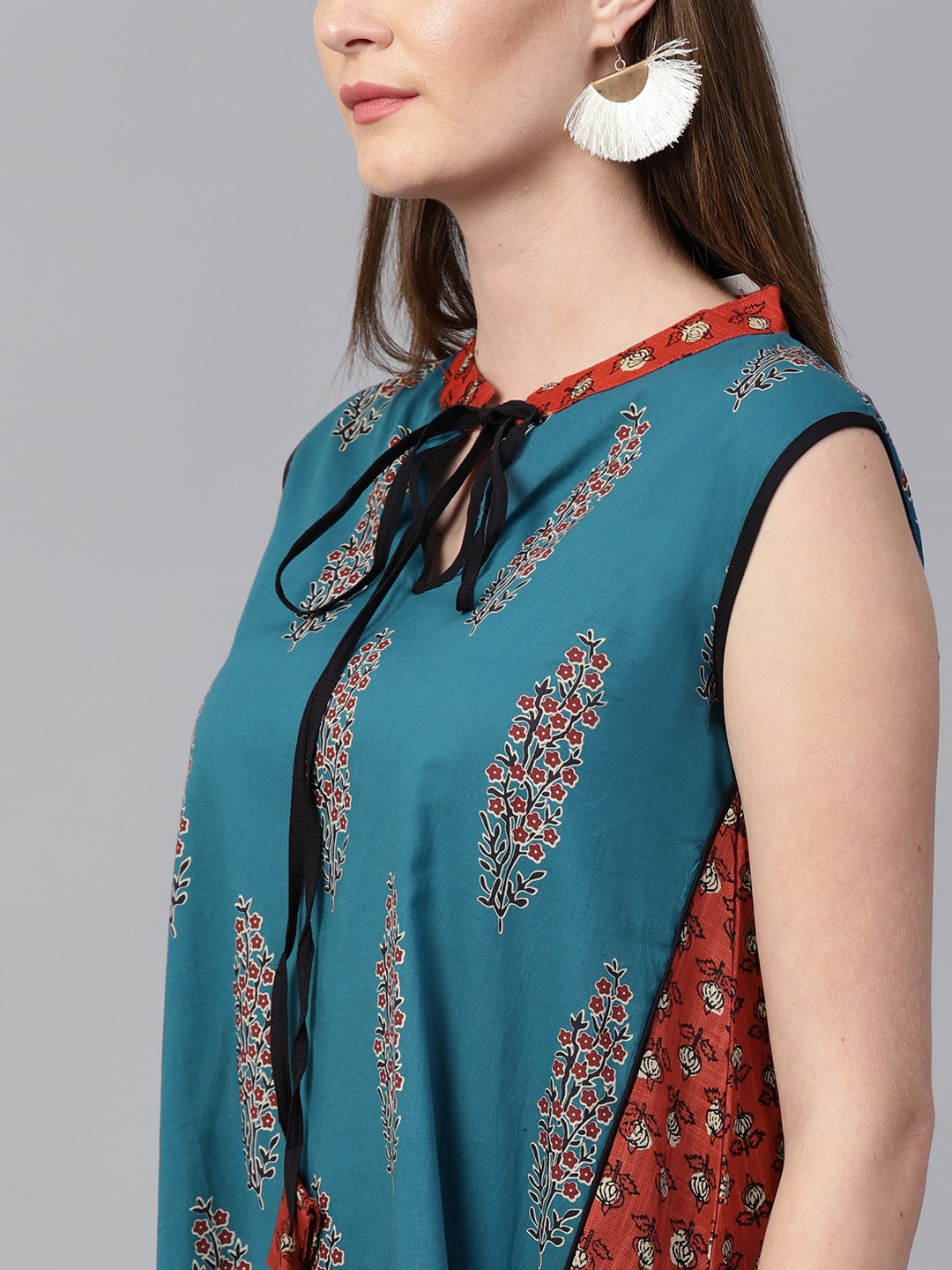 Finding Product Women's Floral Discharge Print Loose Kurta